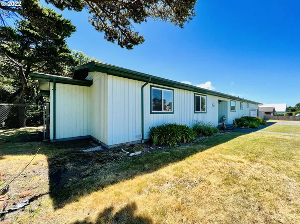 925 Jackson Ave SW, Bandon, OR 97411