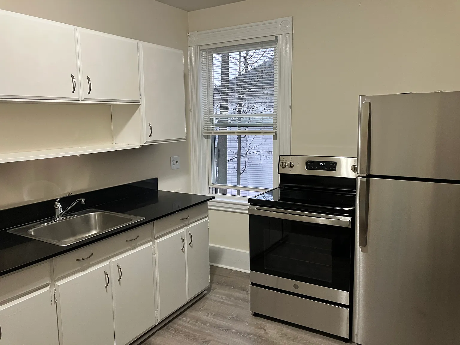 Studio, 450 sqft, $1,900 — Photo 2