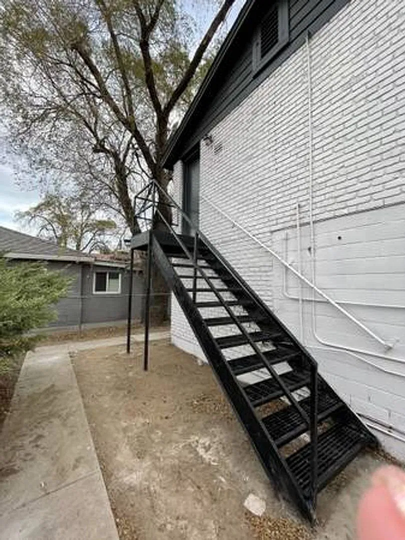 Affordable walkable downtown — Photo 3