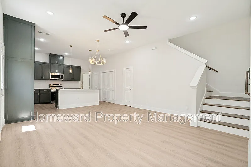 4 bed, 2.5 bath, 1744 sqft, $2,100 — Photo 3