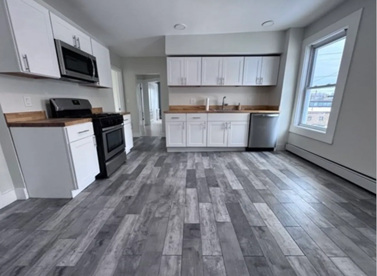4 bed, $2,500 — Photo 2