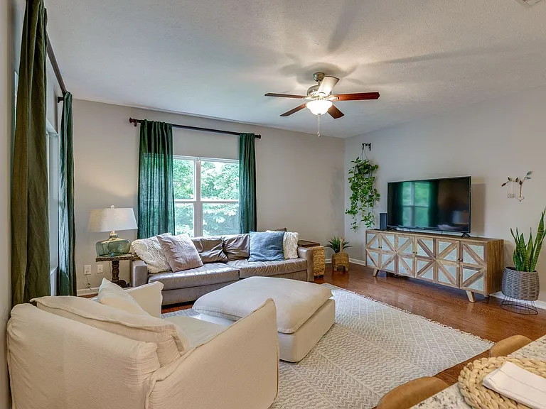 9136 Carissa Dr — Photo 2