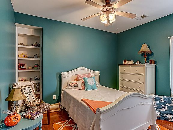 5th image of 4432 Bloombury St