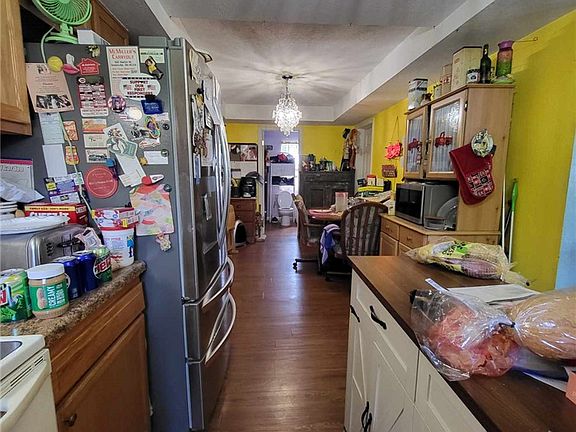 5th image of 209 Hiddeson Ave