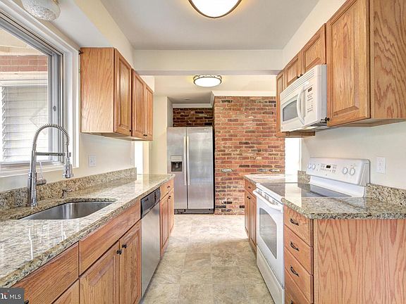 5th image of 10100 Farmington Dr