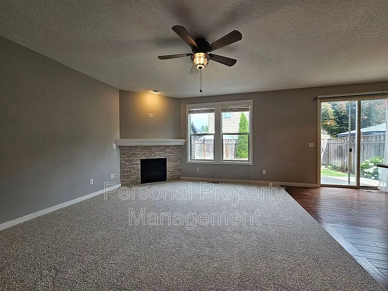 4 bed, 2.5 bath, 1948 sqft, $2,795 — Photo 4