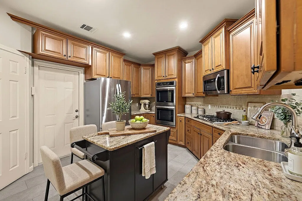 3 bed, 2051 sqft, $2,395 — Photo 2