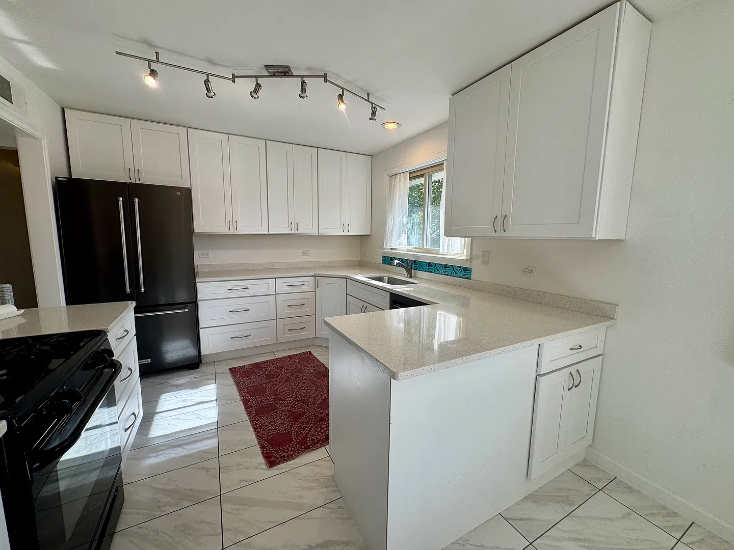 4 bed, 1900 sqft, $2,950 — Photo 3