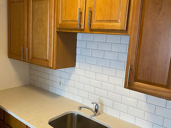 2nd image of 100 Morris St #9