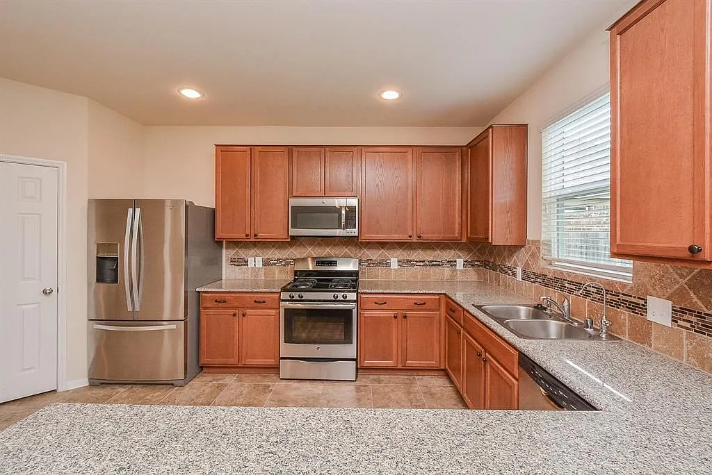 3 bed, 2.0 bath, 1730 sqft, $2,000 — Photo 4