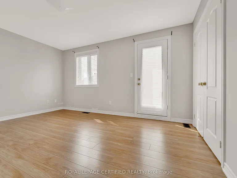 13 Shiff Cres — Photo 9