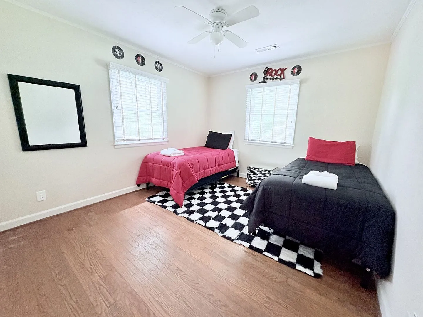 Rock 'N' Roll Vibe! Fully Furnished 3BD/1.5BA Home | All Utilities Included — Photo 3
