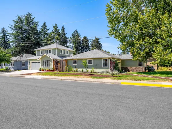 606 NE Dean Dr, Grants Pass, OR 97526