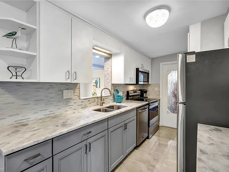 2047 Harbor Ln — Photo 3
