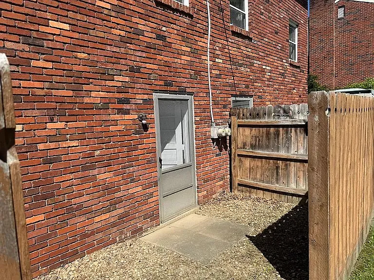 245 Laurel Dr — Photo 9