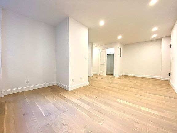 5th image of 160 E 48th St #H13h