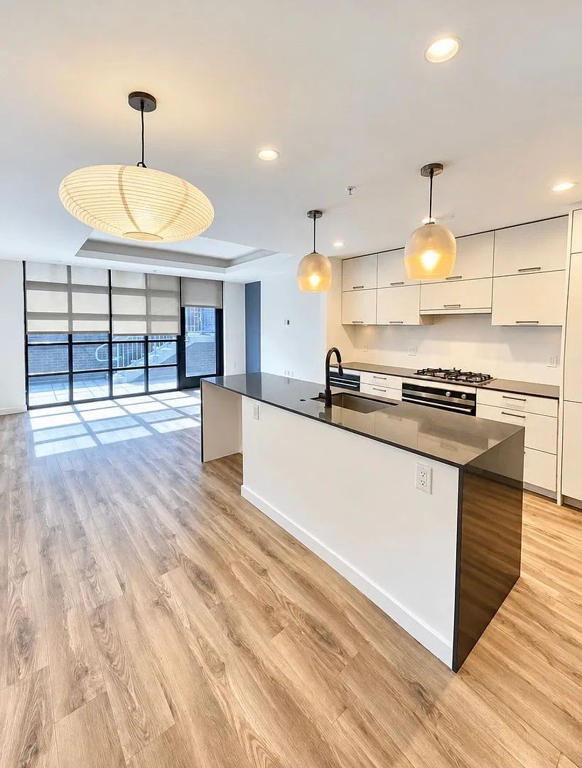2 Level Luxury Condo, 2 Bedroom- w/Parking Space - Eckington District — Photo 2