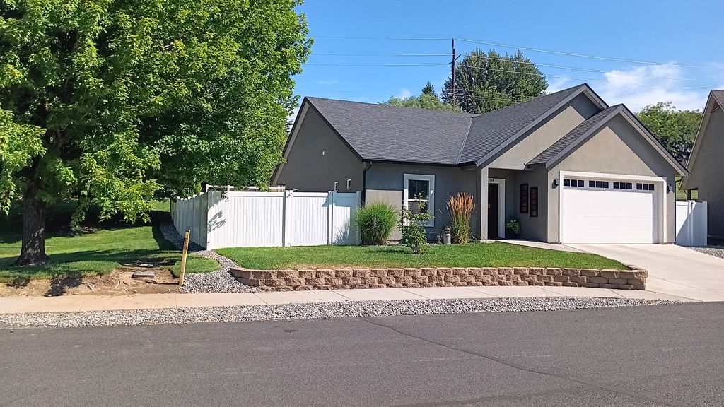 784 SE Bedford Loop - Property Image