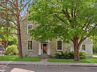 71 Thomas St, Ottawa, ON K1M 1M7