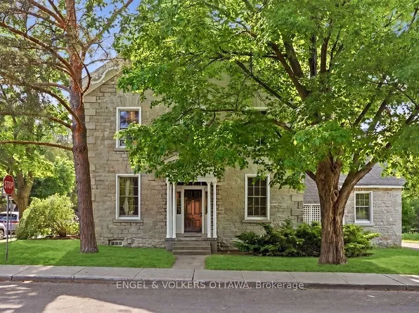71 Thomas St, Ottawa, ON K1M 1M7