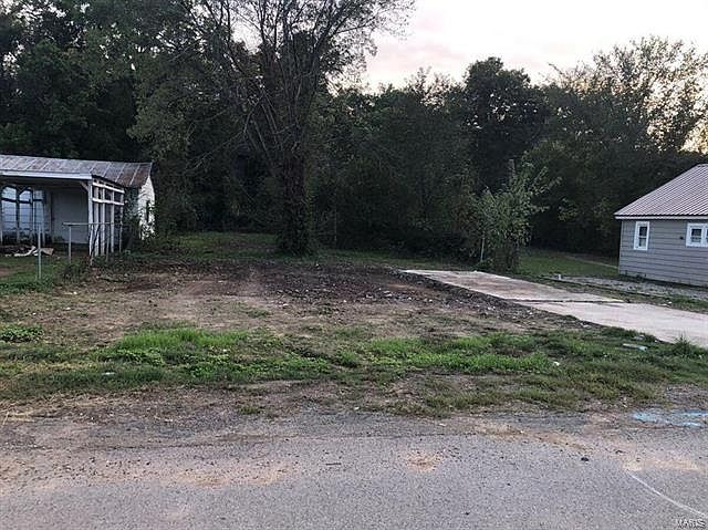 2nd image of 629 Daniels St