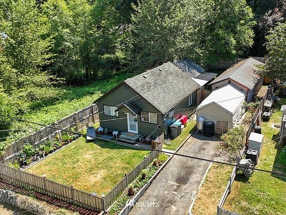 Super cute bungalow - move-in ready stick-built at an affordable price!