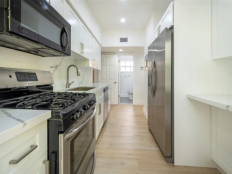 809 NE 17th Ave #4 — Photo 9
