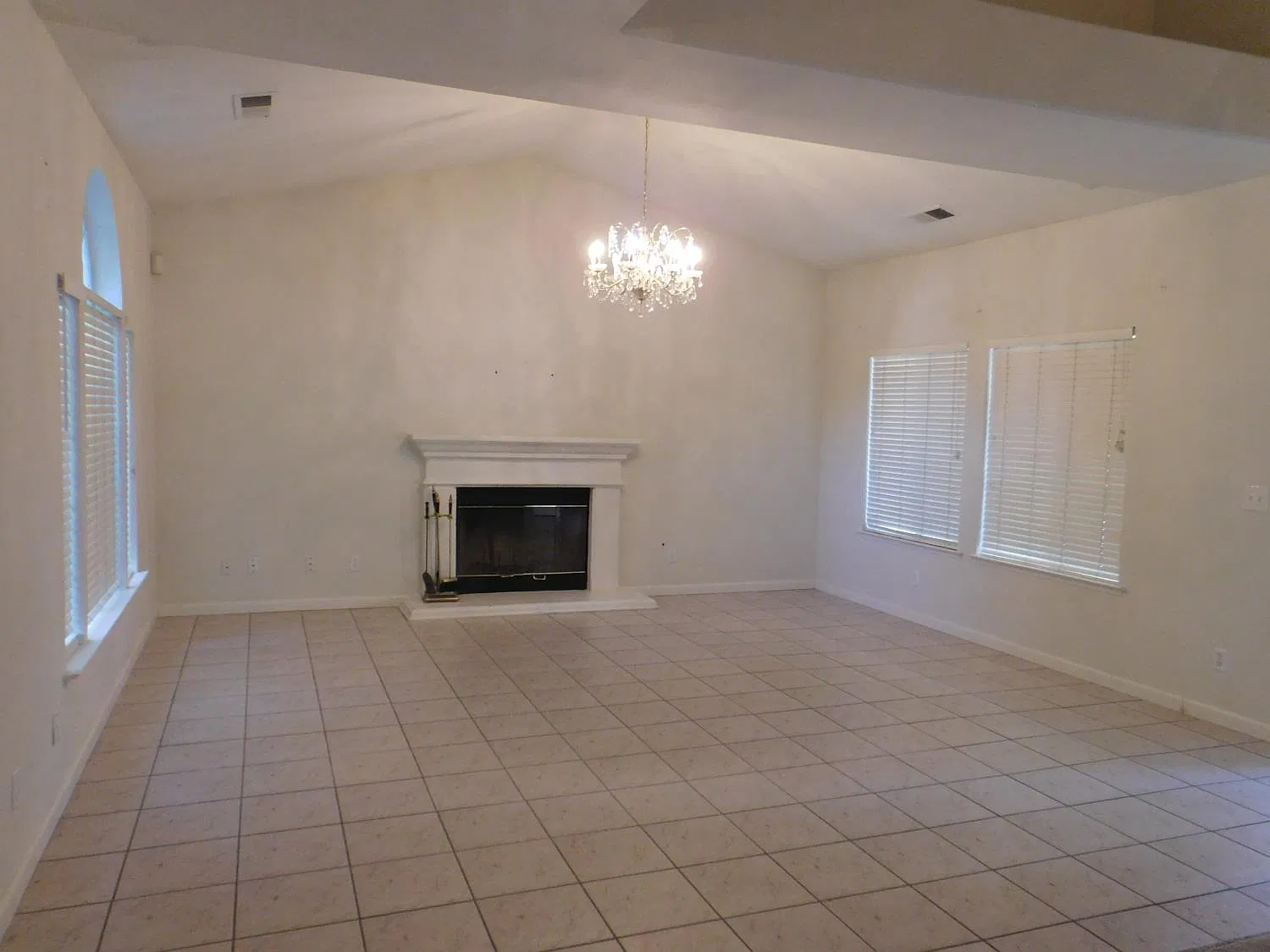 5 bed, 2405 sqft, $3,000 — Photo 4