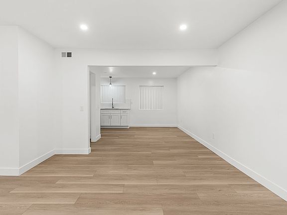 3rd image of 994 El Camino Dr APT 2
