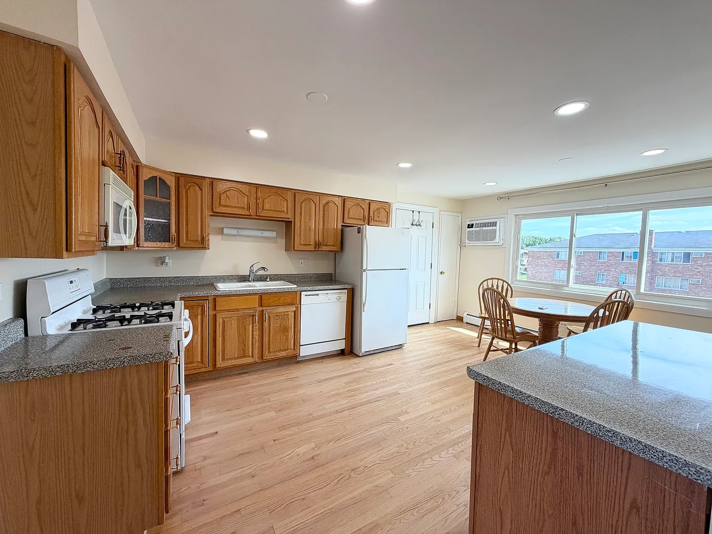 2 bed, 1000 sqft, $1,600 — Photo 3