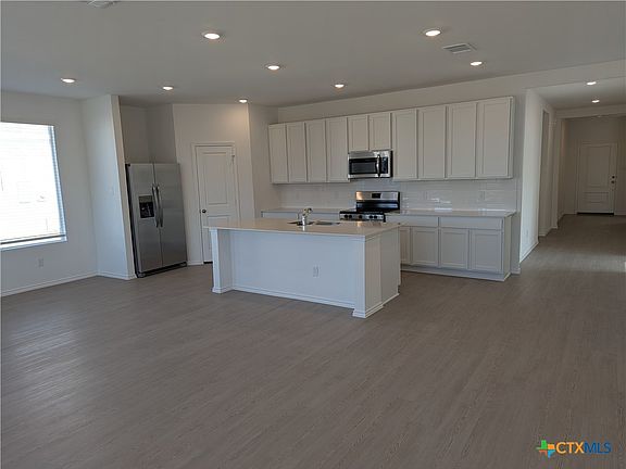 3rd image of 915 Bobby Lou Ln