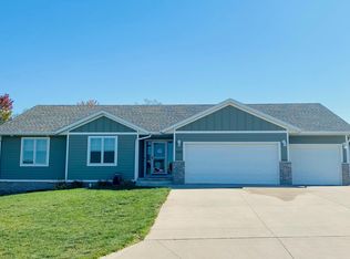633 Field Crest Dr, Carroll, IA 51401