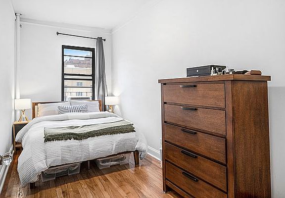 3rd image of 228 E 75th St APT 4A
