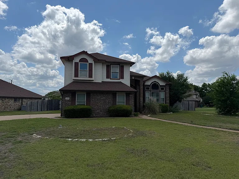 2208 Illinois Dr — Photo 3