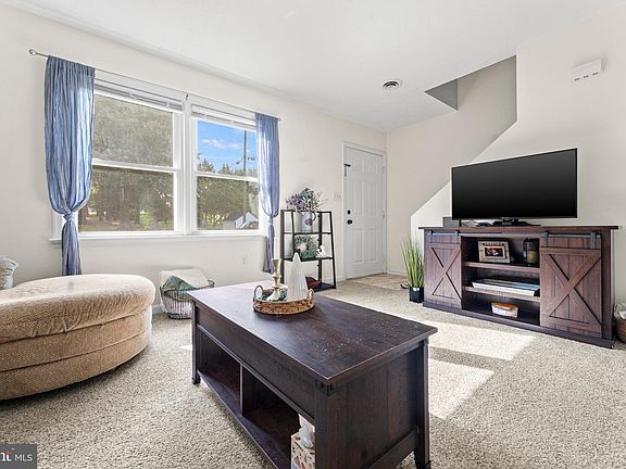 3rd image of 405 Willow Lawn Dr