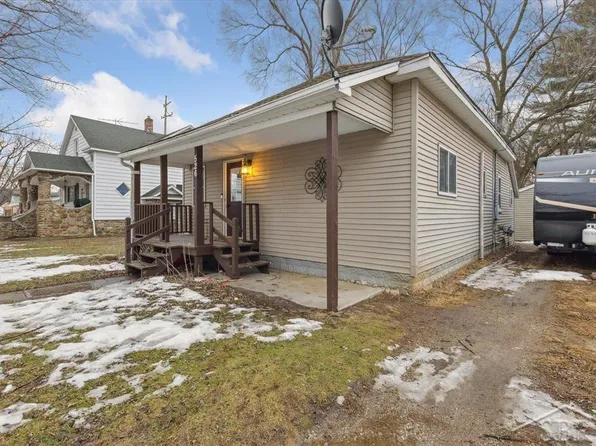 526 Cedar St, Breckenridge, MI 48615