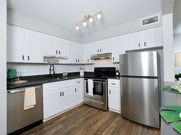 Mandarin Bay Apartments - Kitchen