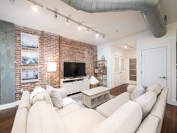 5th image of 650 Montgomery St APT 304