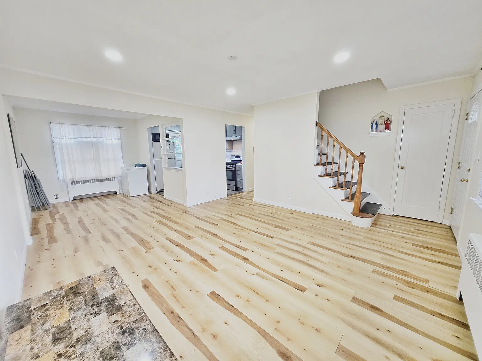 4 bed, 1201 sqft, $4,650 — Photo 1