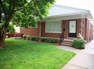 26543 Princeton St, Saint Clair Shores, MI 48081