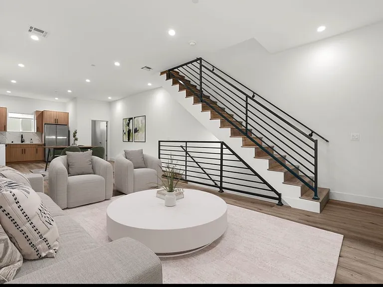 4443 Auckland Ave — Photo 2