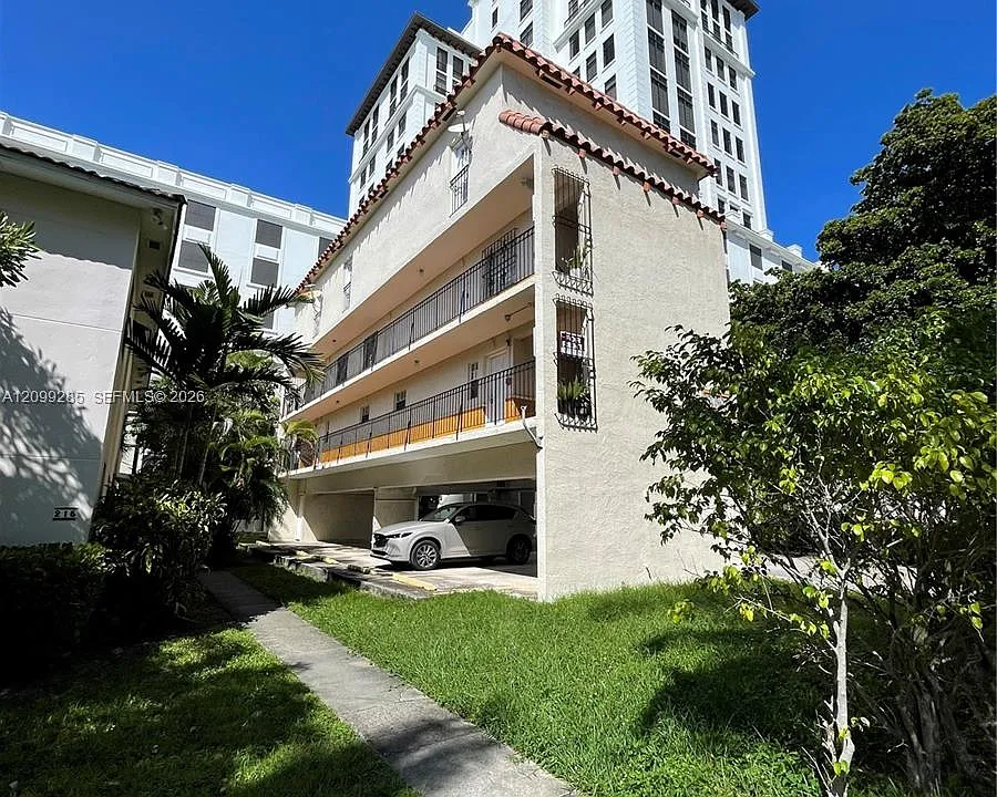 211 Sidonia Ave #1