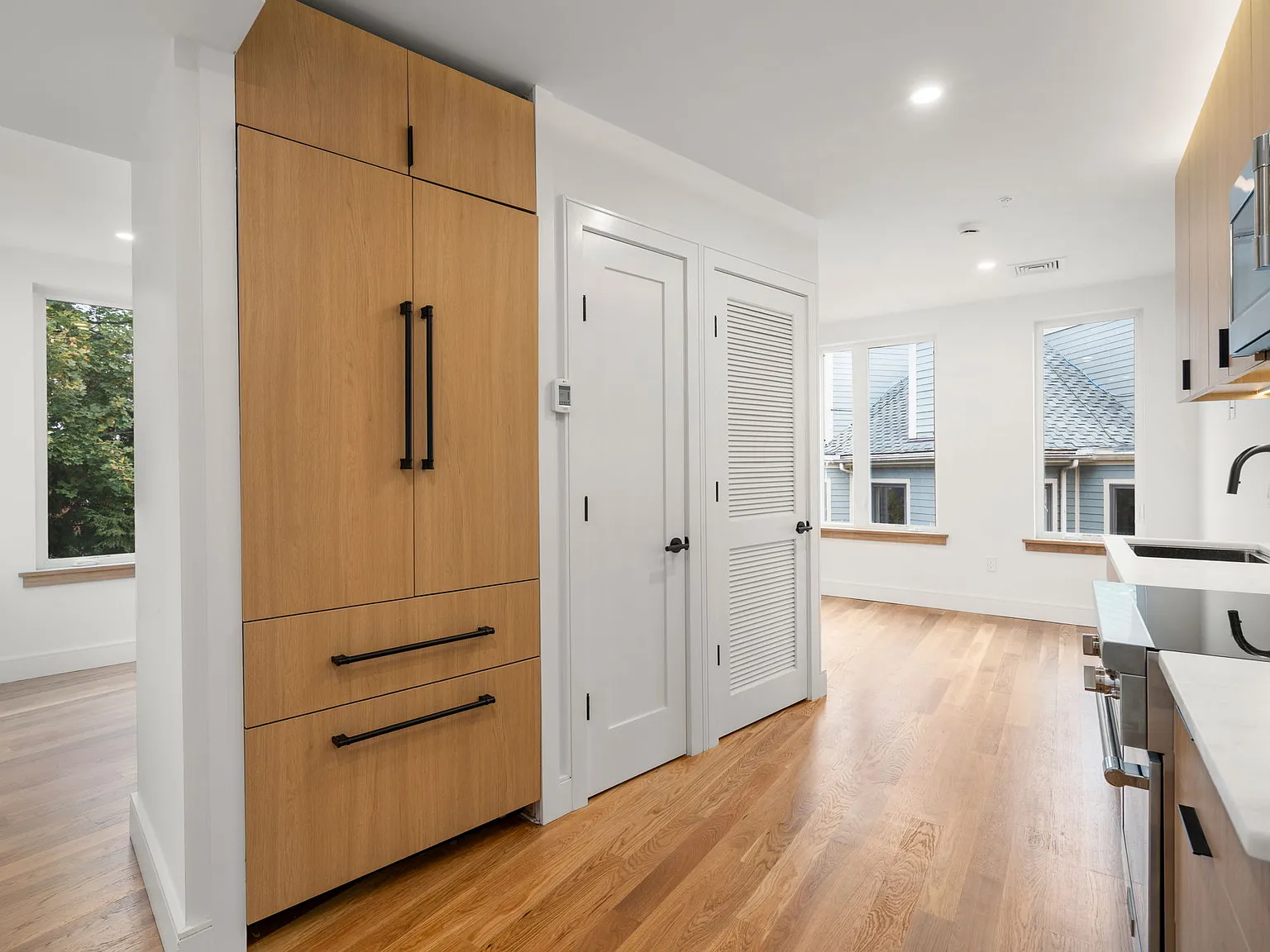 Studio, 717 sqft, $3,500 — Photo 4
