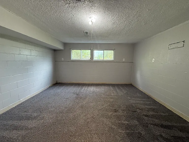 Spacious unfurnished room