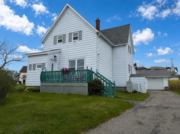 11 Havenside Rd, Louisbourg, NS B1C 1N5
