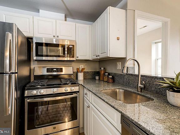 Granite Counters and Good Storage