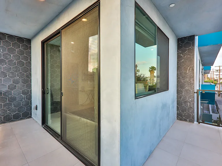 900 N Wilcox Ave #105 — Photo 32