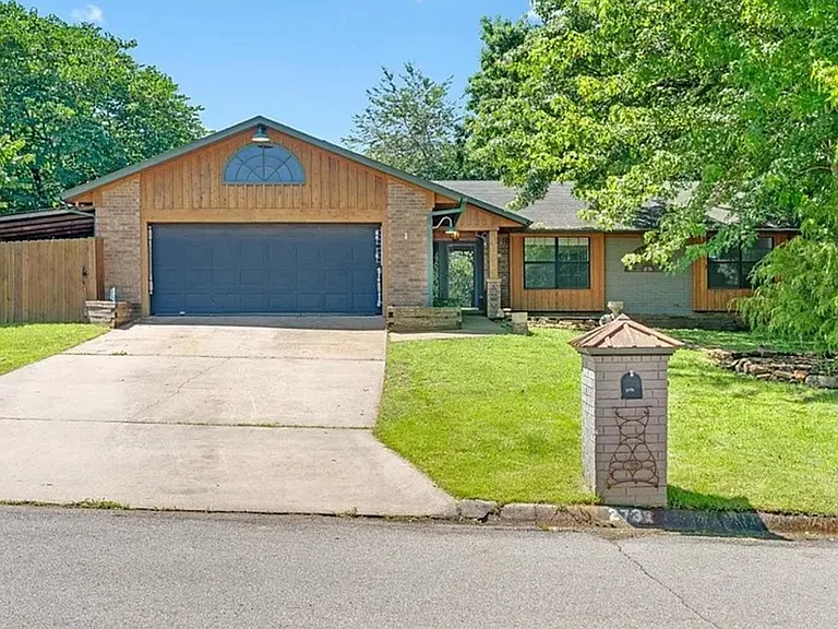 2733 E Ferguson Ave — Photo 1