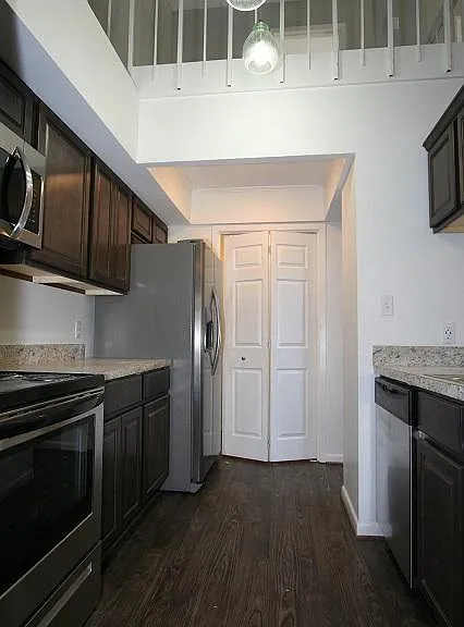 105 Maplewood Dr #D — Photo 8