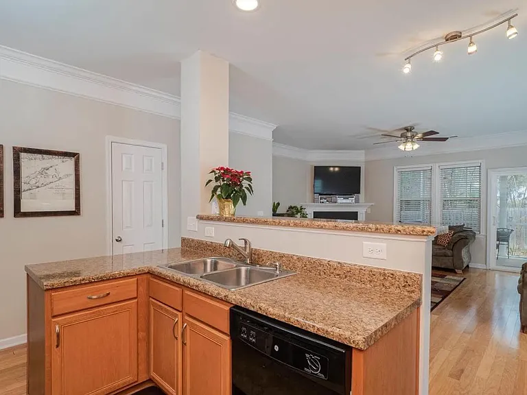 619 Elm Ave — Photo 2